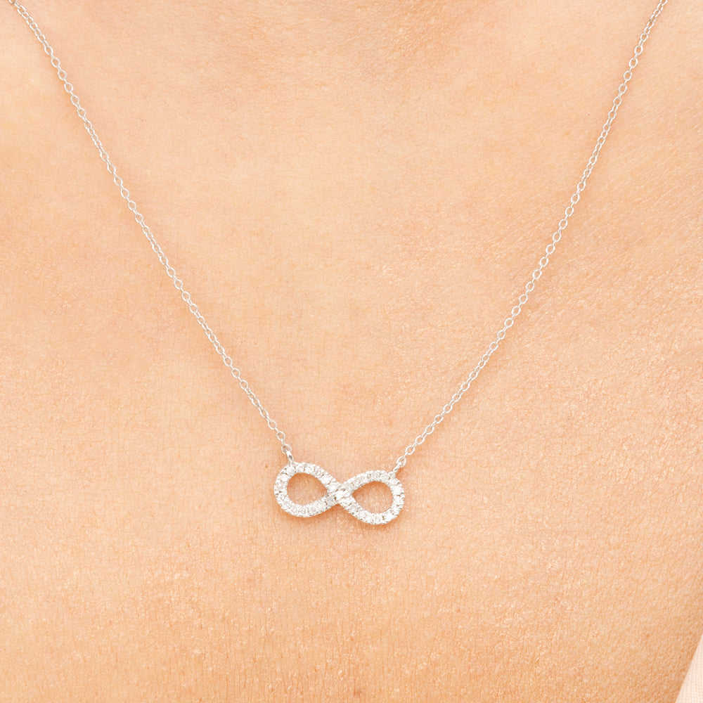 Collar infinito con diamantes, oro blanco de 18 quilates